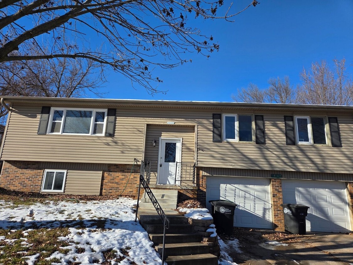 Foto principal - 4 bed 2.5 bath with a 2 car garage and fenced backyard