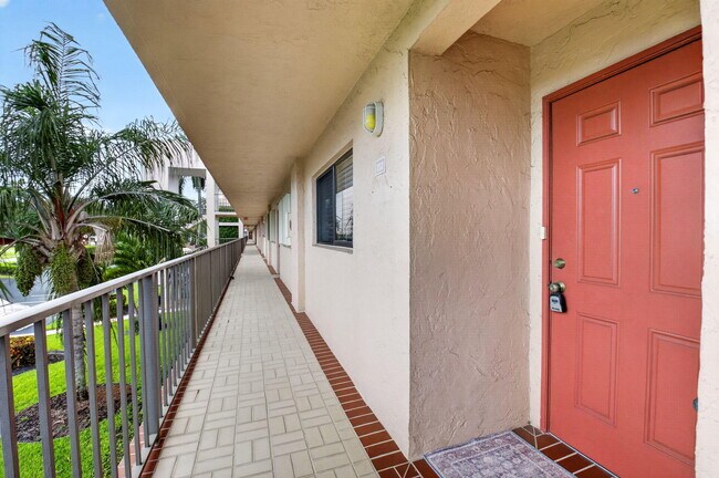 Foto del edificio - 15075 Witney Rd