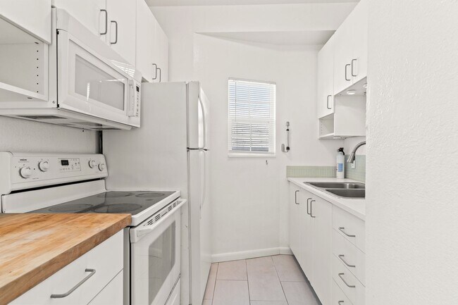 Foto del edificio - Fully Renovated 2-Bedroom in West Oakland McClymonds Neighborhood