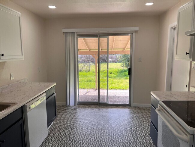 Building Photo - 3 Bedroom Home On Large Lot