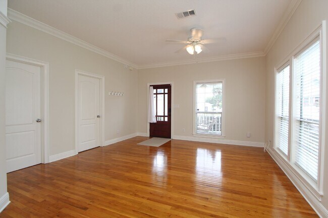 Foto del edificio - Charming Downtown 2BR/1BA Cottage – Hardwood Floors, Granite Kitchen, Front Porch, Fenced Backyar...