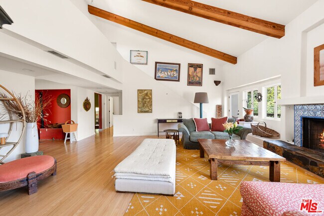 Foto del edificio - 1410 N Topanga Canyon Blvd