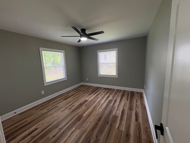 Building Photo - 2721 Robin Hood Dr