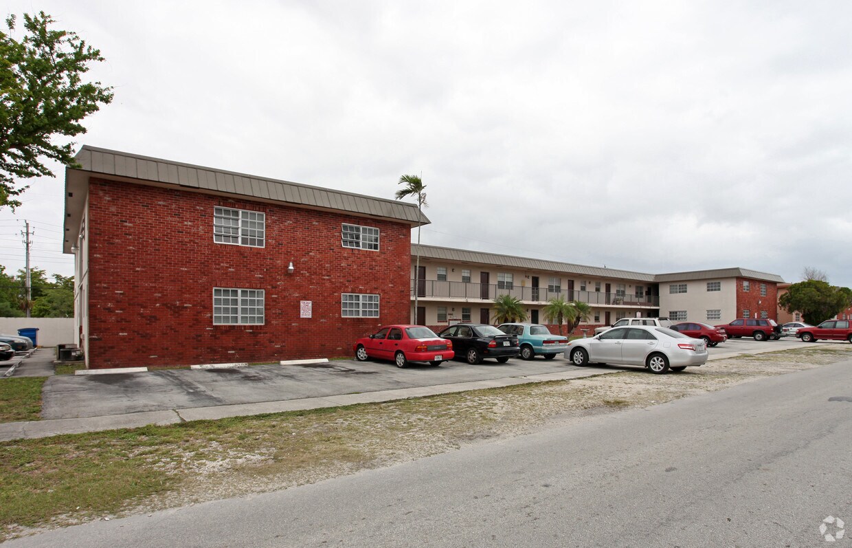 Foto principal - 6661 SW 18th St