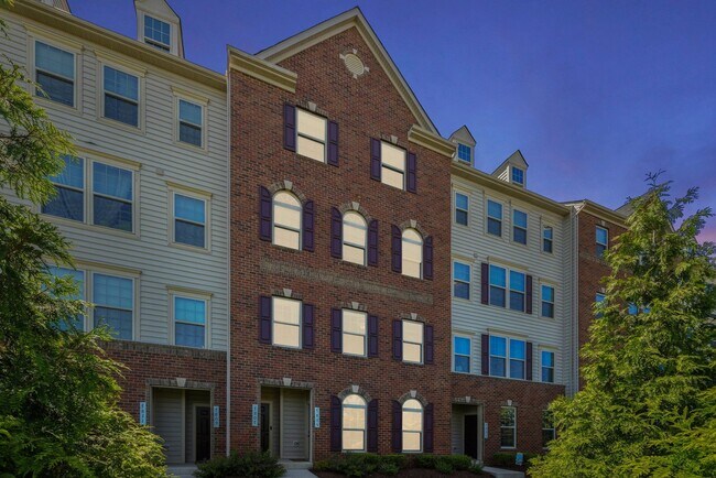 Building Photo - Welcome home to the sought after community...