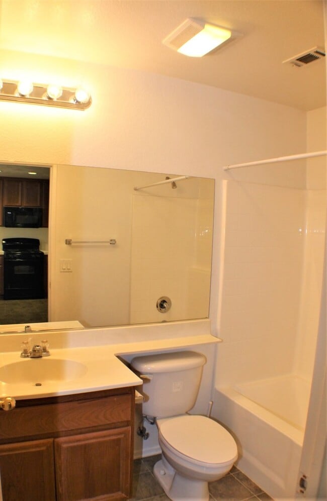 Building Photo - 3 Bed, 3 Bath Town Home For Rent!
