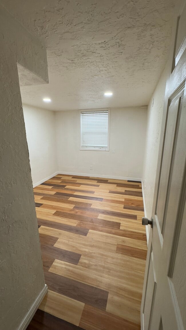 Building Photo - 726 Logan Ave S