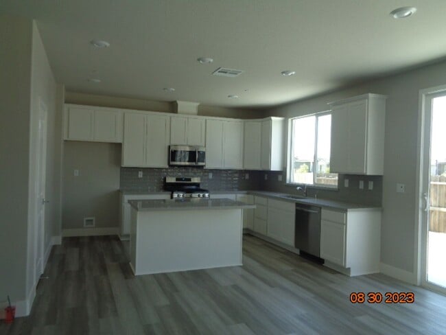 Building Photo - 500 Karnail St