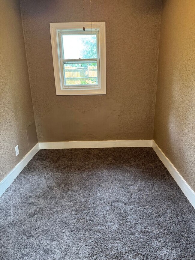Building Photo - 2 bed 1 bath home, $1050.00 Near Bunn Park