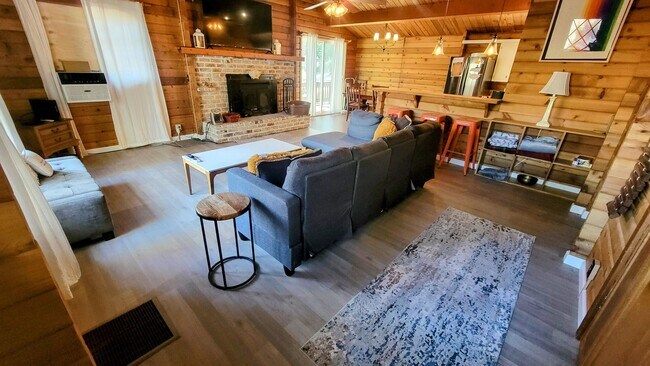 Foto del edificio - Move-In Ready 2-Bedroom Log Home with Wrap-Around Deck and Enclosed Yard