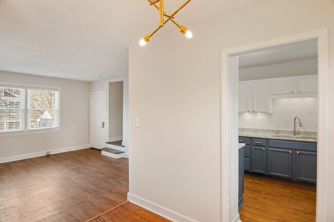 Foto del edificio - Spacious 1 Bedroom Duplex in Trinity Park, blocks from Duke! - Renovated & Pet Friendly