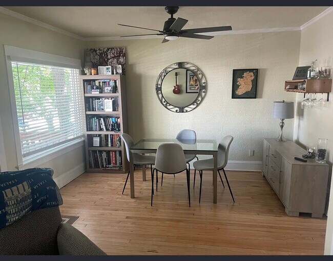 Foto del edificio - 1121 E Pleasant St