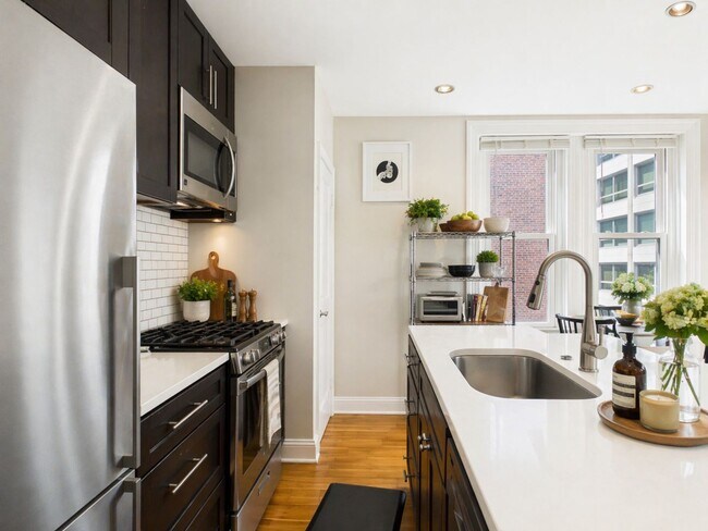 Foto del edificio - AUGUST 1 - Beautiful bright 1 bedroom in the heart of Rittenhouse! FREE WATER, GAS AND PETS!