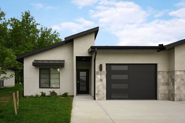 Building Photo - Twin Villa Single Car Garage
