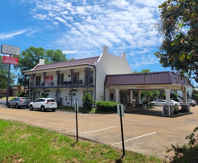 Building Photo - Quarter Inn Apartments