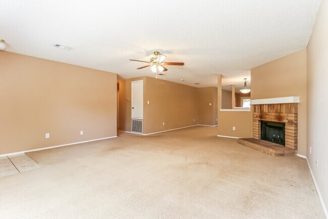 Building Photo - 548 Magdalen Ave