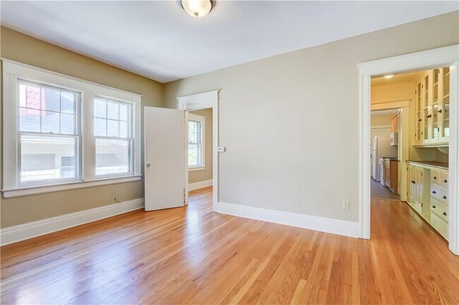 Building Photo - 290-296-296 Laburnam Crescent