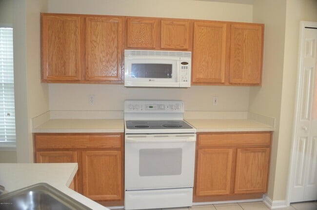 Building Photo - 545 Prosperity Lake Dr