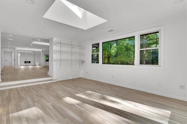 Foto del edificio - 2605 McKinnon Dr