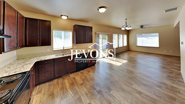 Building Photo - 708 N 29th Ave