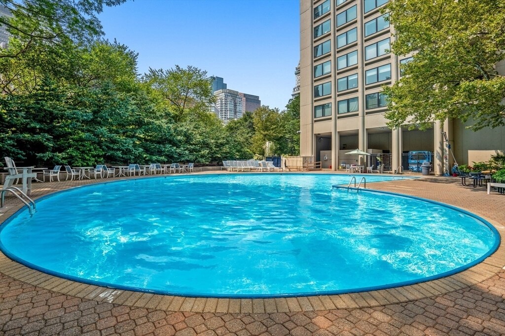 Foto principal - 85 E India Row