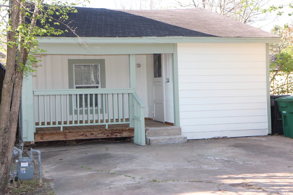 Front view. House looks small next to neighbor, but is surprisingly spacious on the inside. - 814 W 21st St