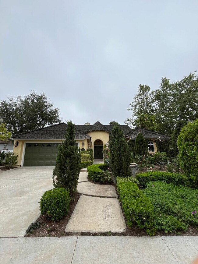 Building Photo - Large , Elegant Single Story House in Pres...