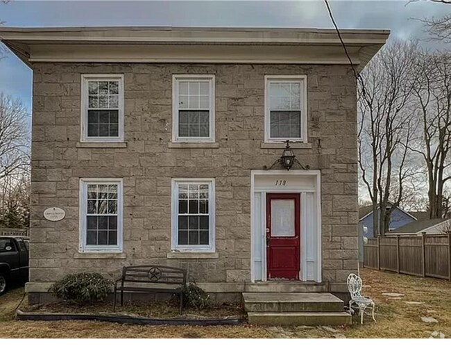 Building Photo - 118 Monument St