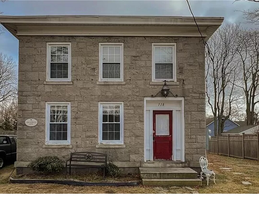Primary Photo - 118 Monument St
