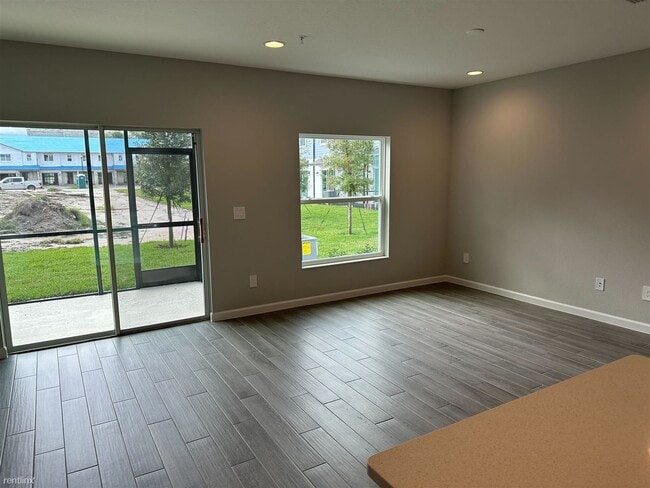 Building Photo - 3 br, 2.5 bath Townhome - 220 Cape Honeysu...