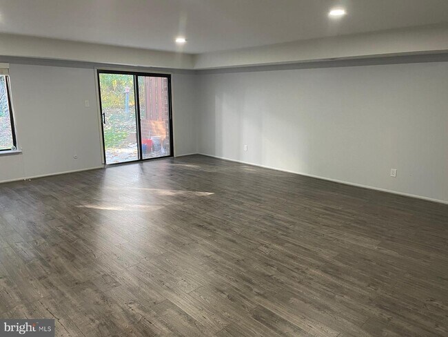 Building Photo - 904 Worthington Dr
