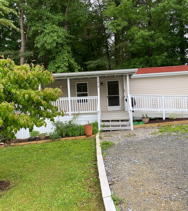 Building Photo - Three bedroom two bathroom with bonus room.