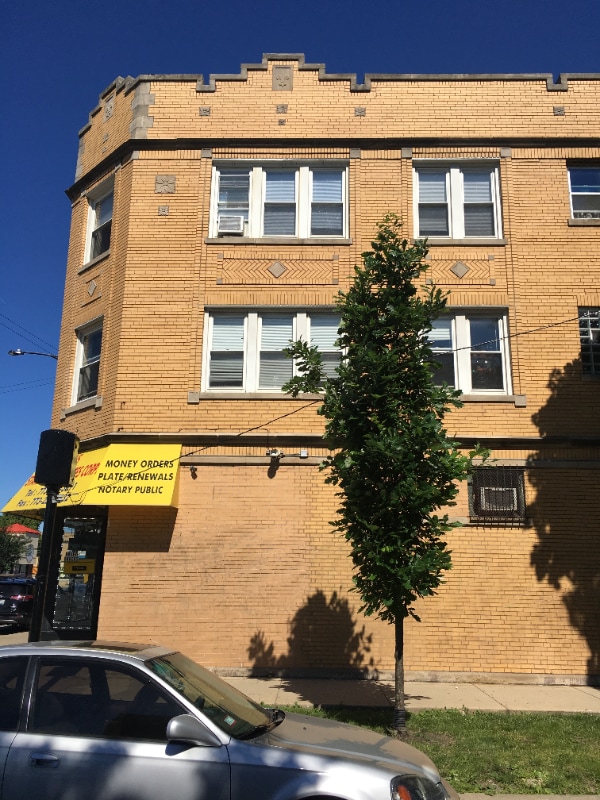 Building Photo - 4425 W Fullerton Ave