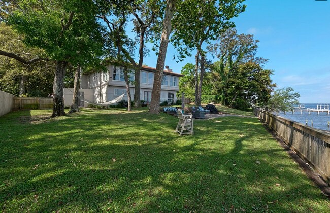 Foto del edificio - 2380 W Bayshore Rd