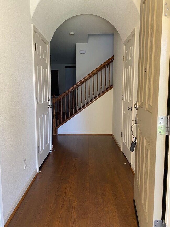 Building Photo - AVAILABLE NOW! Beautiful 3 Bedroom 2 Bath ...