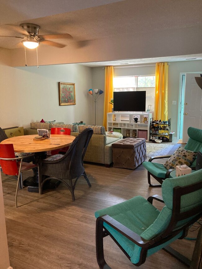 Building Photo - Spacious 2 bedroom 1 1/2 bathroom townhous...