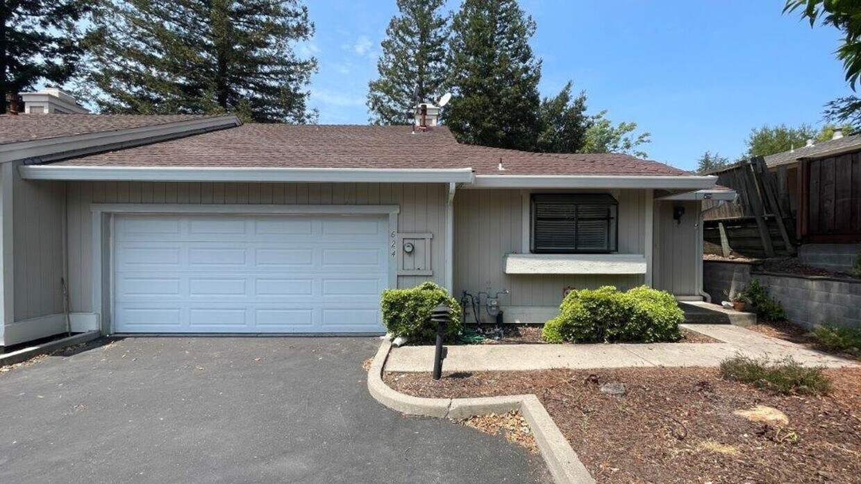 Foto principal - Walnut Creek 2 bedroom 2 bath townhome wit...