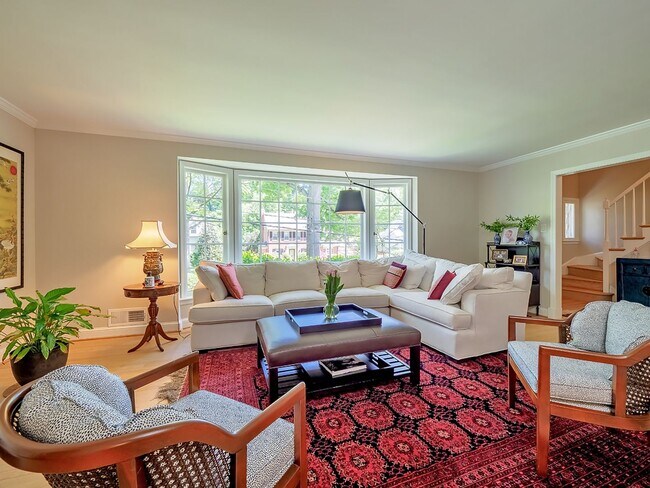 Foto del edificio - Superbly Renovated Bethesda Home In Sumner...