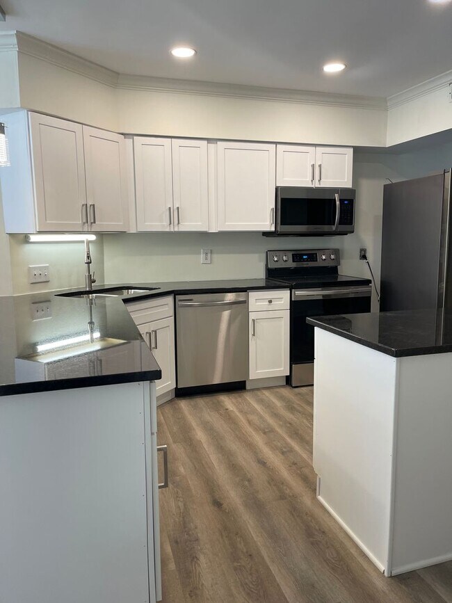 Foto del edificio - Spacious Renovated 3-Bedroom Condo Near UT...