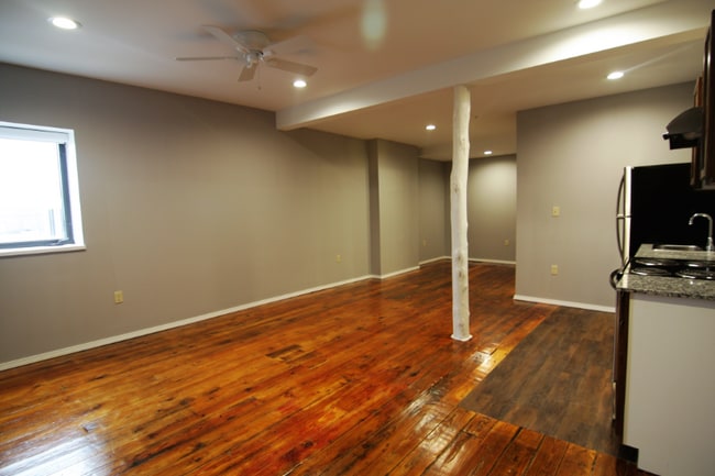 Building Photo - 1306 E 11th St