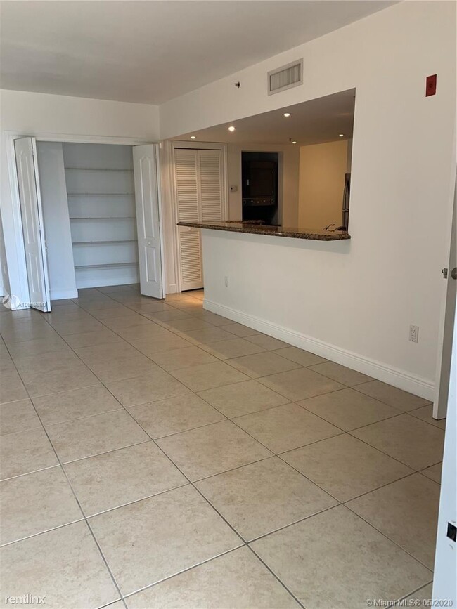 Building Photo - 1 br, 1.5 bath  - 120 S Douglas Rd