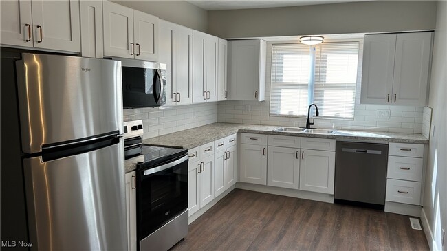 Foto del edificio - 3303 Mapledale Ave