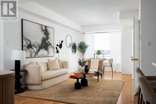 Photo du bâtiment - 889-889 Bay St.