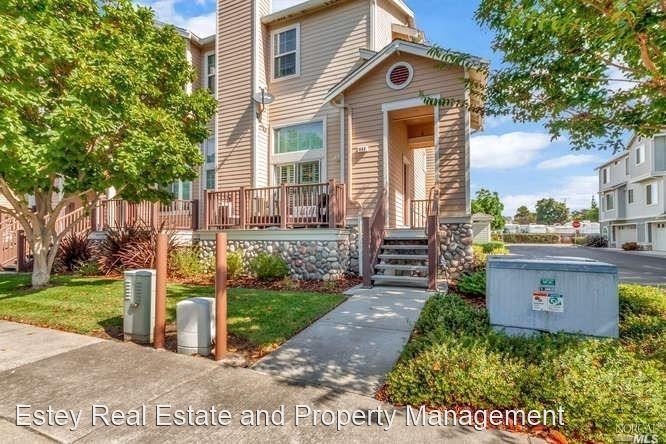 Primary Photo - 3 br, 2.5 bath House - 498 East E Street