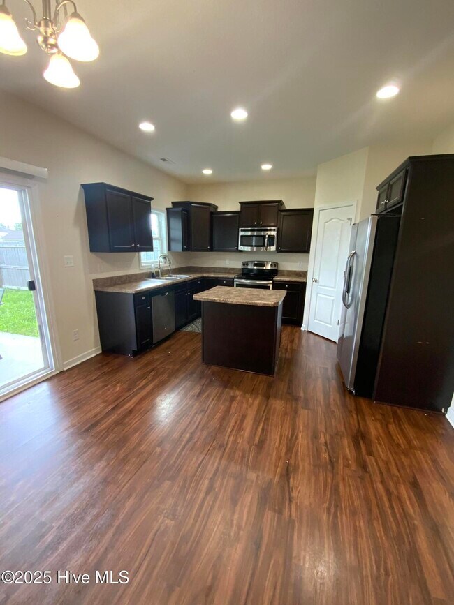 Building Photo - 909 Roswell Ln