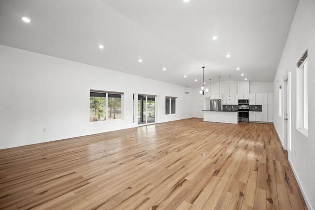 Building Photo - BEAUTIFUL Spacious Modern Grandview Single...