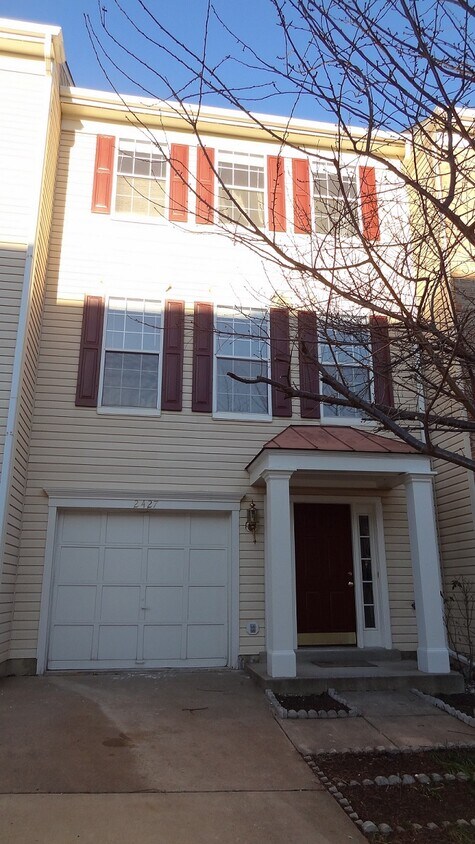 Main - 2427 Clover Field Cir
