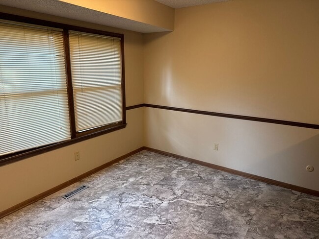Foto del edificio - 3 Bedroom 2 Bath 2 Car Garage! Southeast! ...