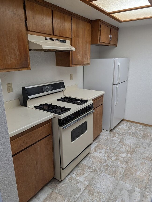 Building Photo - Newly remodeled Townhouse