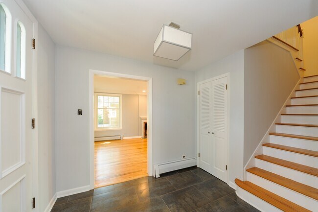 Foto del edificio - 706 Juniper Rd